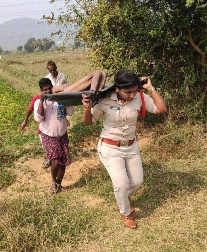 आंध्र प्रदेश में महिला सब-इंस्पेक्टर ने पेश की मिसाल,बेसहारा बुजुर्ग के शव को कंधे पर ले गईं महिला पुलिसकर्मी.