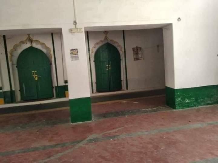 बाराबंकी जिले की रामसनेहीघाट तहसील परिसर में बनी 100 साल पुरानी मस्जिद को अवैध निर्माण बताते हुय प्रसाशन ने ढहाया