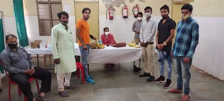 जन्मदिन के अवसर पर वकील खान हारून कनवाडी पहाड़ी ने वितरण किए मरीजों को फल