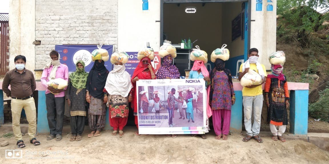डिजिटल एम्पावरमेंट फाउंडेशन द्वारा चल रहा स्मार्टपुर प्रोजेक्ट के तहत 10 गावो गरीब परिवारों को  रासन वितरण किया गया