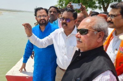 देश के मा0 कृषि मंत्री ने जनपद श्रावस्ती में सरयू नहर परियोजना का स्थलीय निरीक्षण कर लिया जायजा