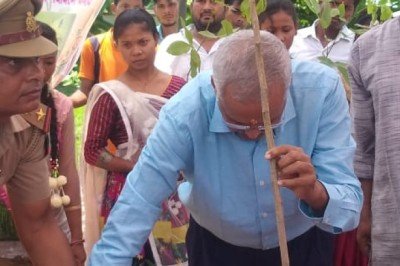 आयुक्त ने उच्च प्राथमिक विद्यालय रनियापुर में सदभावना समिति के तत्वावधान में आयोजित कार्यक्रम ’’पौध रोपण समारोह’’ में किया प्रतिभाग