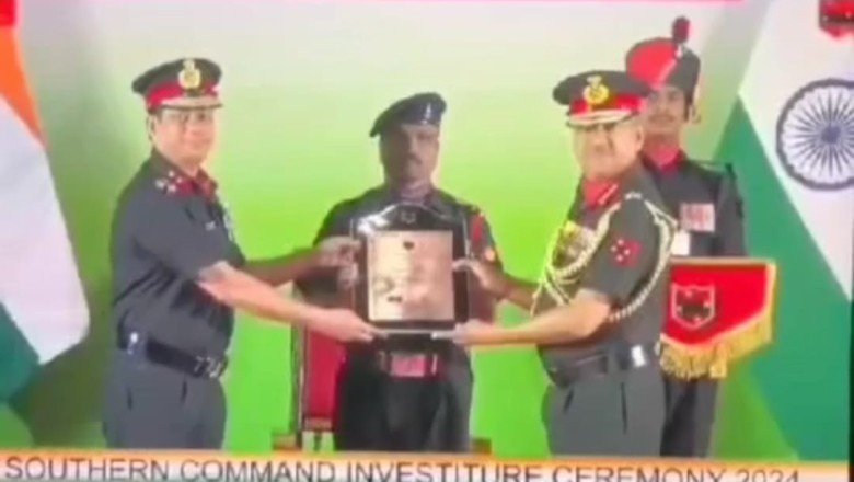 भारतीय दक्षिण विभागाचे सेनापती लेफ्टनंट जनरल अजय कुमार सिंह यांच्या हस्ते लष्करी जवानांना शौर्य पदक देऊन गौरव.