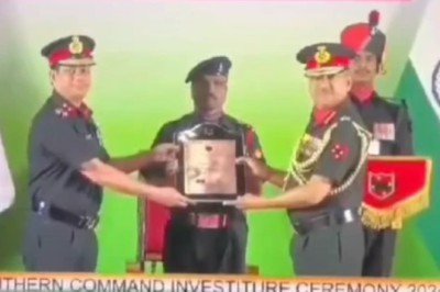 भारतीय दक्षिण विभागाचे सेनापती लेफ्टनंट जनरल अजय कुमार सिंह यांच्या हस्ते लष्करी जवानांना शौर्य पदक देऊन गौरव.