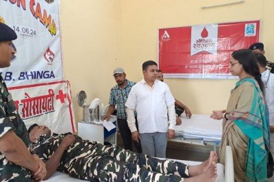 जिलाधिकारी ने एस0एस0बी0 कैम्प में रक्तदान शिविर का फीता काटकर किया शुभारम्भ
